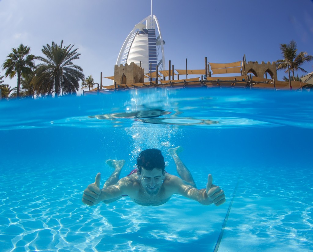 Djokovic makes a splash in Dubai. 