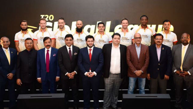 Team owners, representatives & marquee players pose.