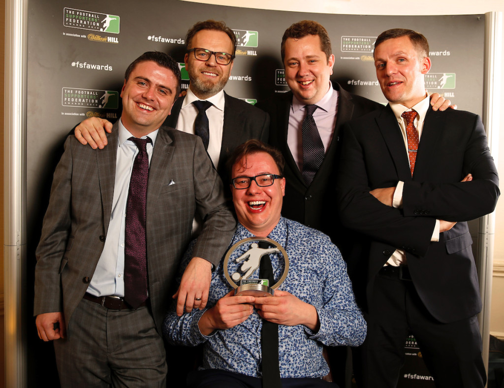 LONDON, ENGLAND - Tuesday, December 8, 2015: The Anfield Wrap team celebrate with the trophy after winning the Podcast of the Year Award at the Football Supporters' Federation Awards Dinner 2015 at the St. Pancras Renaissance Hotel. Andy Heaton, Mike Girling, John Gibbons, Gareth Roberts, Neil Atkinson. (Pic by David Rawcliffe/Propaganda)
