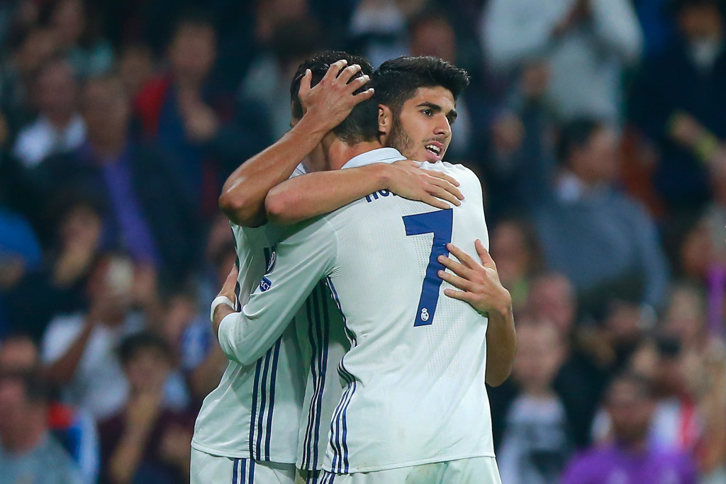 MADRID, SPAIN - OCTOBER 18: Marco Asensio (L) of Real Madrid celebrates scoring his team's third goal with his team mates Cristiano Ronaldo (R) during the UEFA Champions League Group F match between Real Madrid CF and Legia Warszawa at Bernabeu on October 18, 2016 in Madrid, Spain. (Photo by Gonzalo Arroyo Moreno/Getty Images)