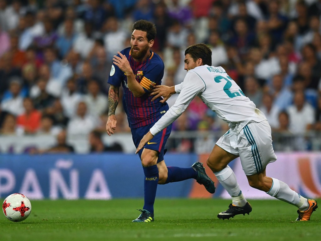 Lionel Messi (L) vies with Mateo Kovacic 