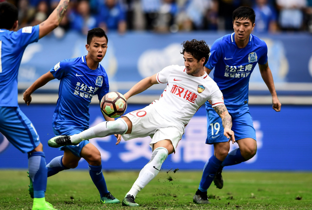 Alexandre Pato (center) of Tianjin Quanjian fights for the ball during the Chinese Super League match against Guangzhou R&F in Guangzhou, south China's Guangdong province on March 4, 2017. / AFP PHOTO / STR / CHINA OUT (Photo credit should read STR/AFP/Getty Images)