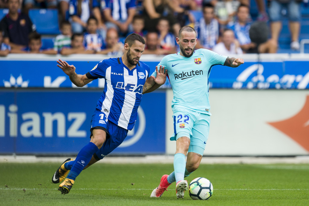 VITORIA-GASTEIZ, SPAIN - AUGUST 26: Aleix Vidal of FC Barcelona duels for the ball with Alfonso Pedraza of Deportivo Alaves during the La Liga match between Deportivo Alaves and Barcelona at Estadio de Mendizorroza on August 26, 2017 in Vitoria-Gasteiz, Spain . (Photo by Juan Manuel Serrano Arce/Getty Images)