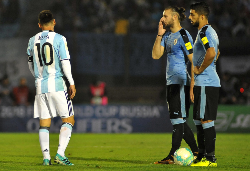 Argentina's Lionel Messi (L) and Uruguay's Gaston Silva (C) and Luis Suarez are pictured during their 2018 World Cup qualifier football match in Montevideo, on August 31, 2017. / AFP PHOTO / DANTE FERNANDEZ (Photo credit should read DANTE FERNANDEZ/AFP/Getty Images)