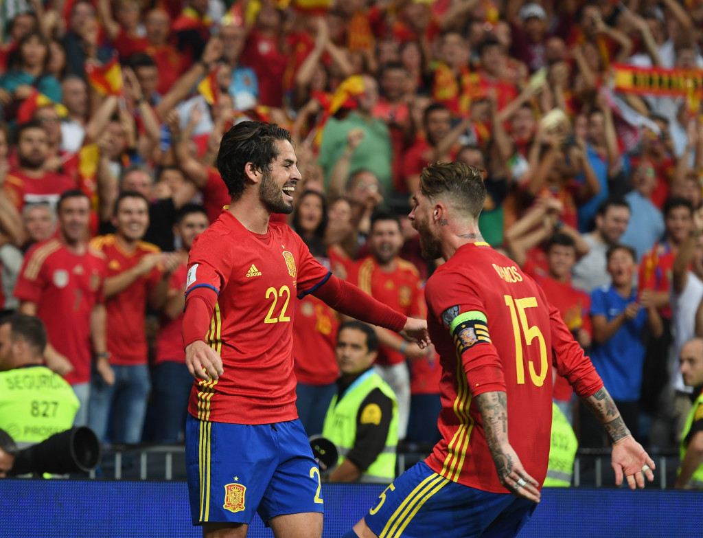 MADRID, SPAIN - SEPTEMBER 02: Spain's midfielder Isco celebrates with Sergio Ramos (R) after scoring the second goal during the FIFA 2018 World Cup Qualifier between Spain and Italy at Estadio Santiago Bernabeu on September 2, 2017 in Madrid, Spain. (Photo by Claudio Villa/Getty Images)