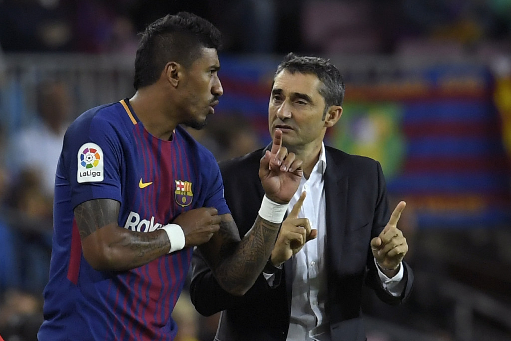 Ernesto Valverde talks to Paulinho