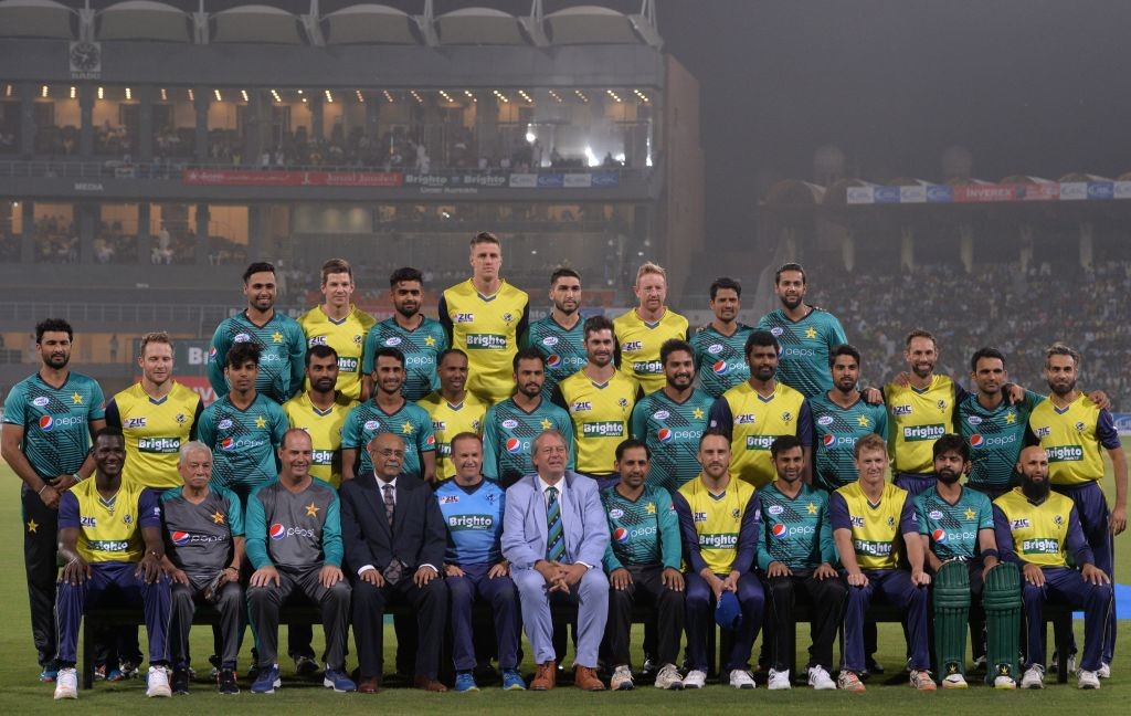 The two squads got together for a group pic ahead of the match.