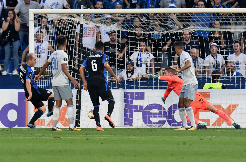 REGGIO NELL'EMILIA, ITALY - SEPTEMBER 14: Andrea Masiello ( L ) of Atalanta scores the opening goal during the UEFA Europa League group E match between Atalanta and Everton FC at Stadio Citta del Tricolore on September 14, 2017 in Reggio nell'Emilia, Italy. (Photo by Getty Images/Getty Images)