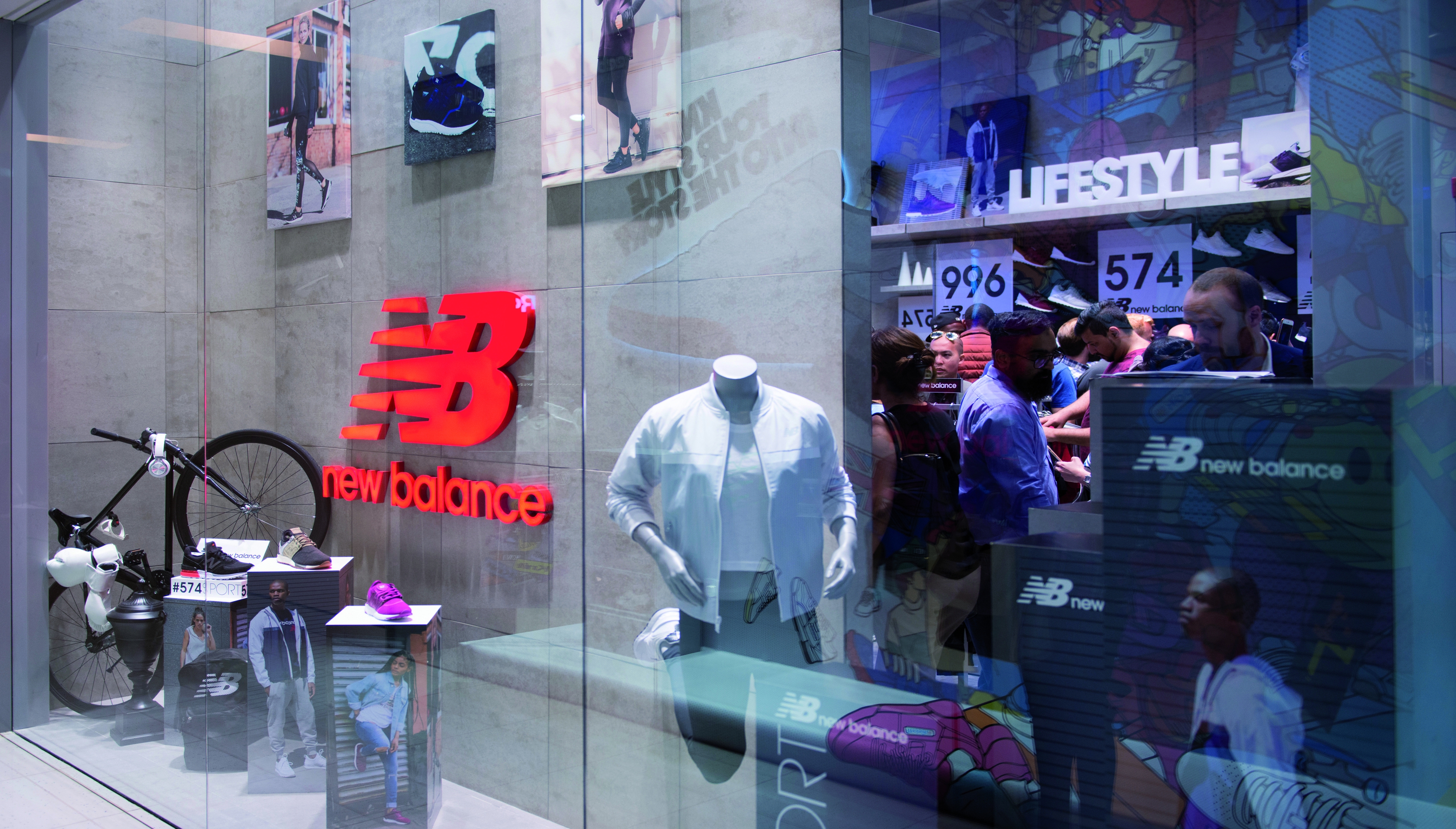 Arcaico Persona a cargo del juego deportivo tortura New Balance have a new home at Dubai Mall so get familiar with one of the  most fashion forward brands - Sport360 News