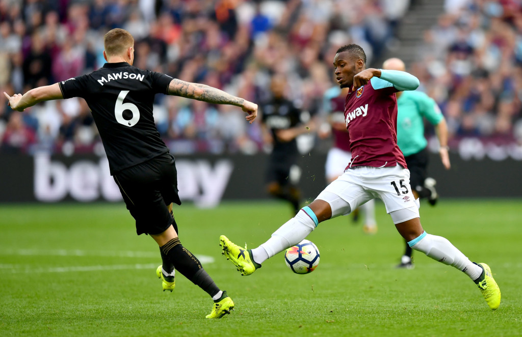 LONDON, ENGLAND - SEPTEMBER 30: Alfie Mawson of Swansea City and Diafra Sakho of West Ham United battle for possession during the Premier League match between West Ham United and Swansea City at London Stadium on September 30, 2017 in London, England.  (Photo by Dan Mullan/Getty Images)