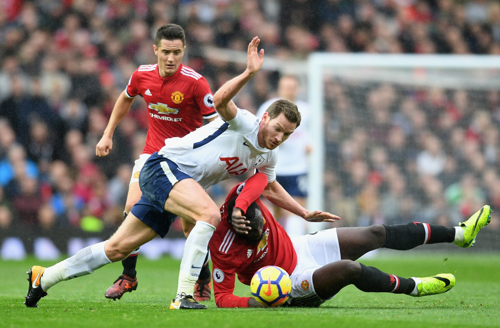 MANCHESTER, UNITED KINGDOM - OCTOBER 28: Jan Vertonghen of Tottenham Hotspur and Romelu Lukaku of Manchester United battle for possession during the Premier League match between Manchester United and Tottenham Hotspur at Old Trafford on October 28, 2017 in Manchester, England. (Photo by Michael Regan/Getty Images)