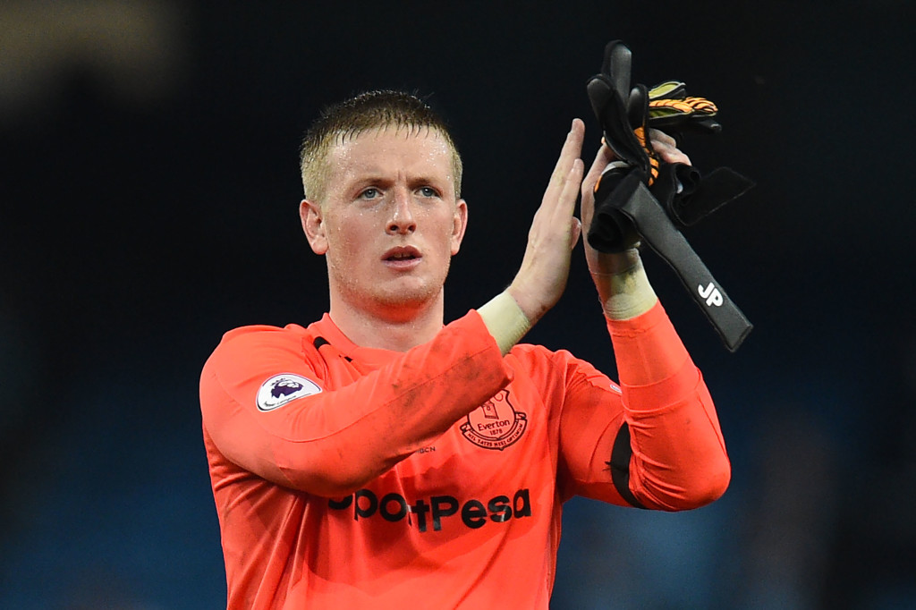 Everton's English goalkeeper Jordan Pickford applauds after the English Premier League football match between Manchester City and Everton at the Etihad Stadium in Manchester, north west England, on August 21, 2017. / AFP PHOTO / Oli SCARFF / RESTRICTED TO EDITORIAL USE. No use with unauthorized audio, video, data, fixture lists, club/league logos or 'live' services. Online in-match use limited to 75 images, no video emulation. No use in betting, games or single club/league/player publications. / (Photo credit should read OLI SCARFF/AFP/Getty Images)