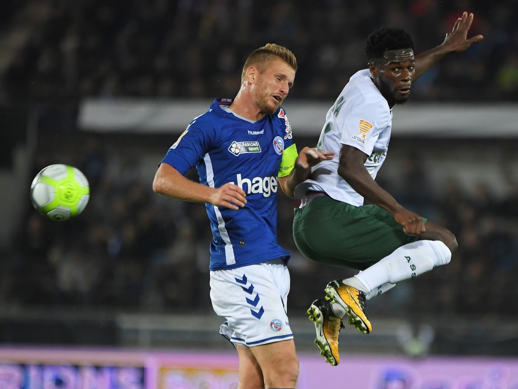 Strasbourg's French midfielder Jeremy Grimm (L) vies with Saint-Etienne's French forward Jonathan Bamba during the French League Cup round of 16 football match between Strasbourg (RCSA) and Saint-Etienne (ASSE) on October 25, 2017 at the Meinau stadium in Strasbourg, eastern France. / AFP PHOTO / PATRICK HERTZOG (Photo credit should read PATRICK HERTZOG/AFP/Getty Images)