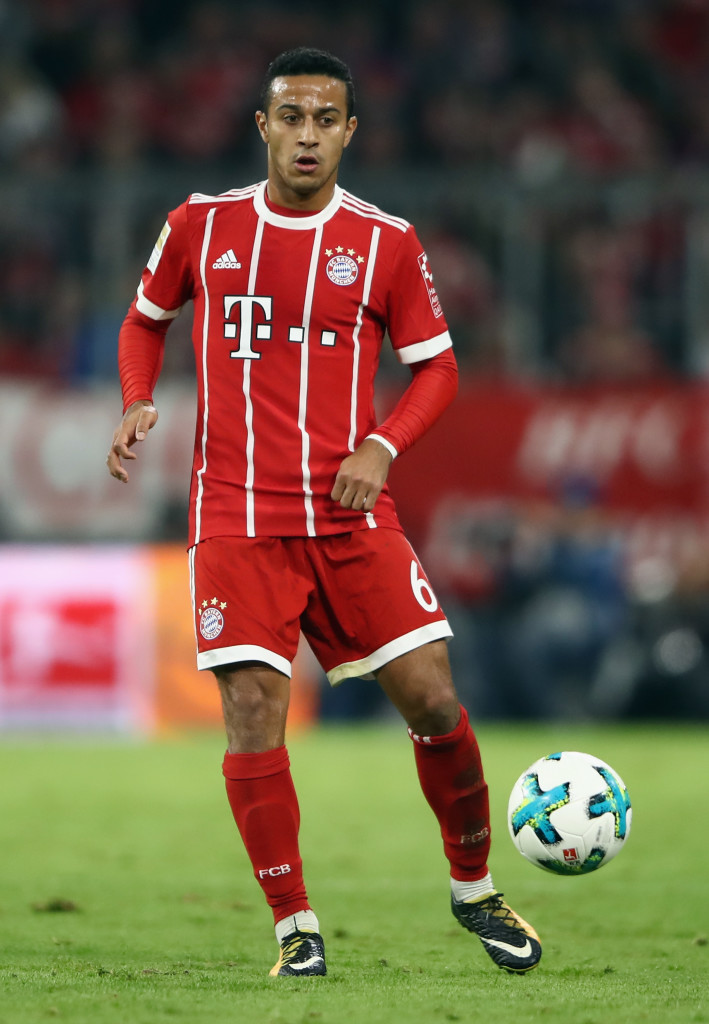 MUNICH, GERMANY - OCTOBER 28: Thiago Alcantara of Muenchen controls the ball during the Bundesliga match between FC Bayern Muenchen and RB Leipzig at Allianz Arena on October 28, 2017 in Munich, Germany. (Photo by Alex Grimm/Bongarts/Getty Images)