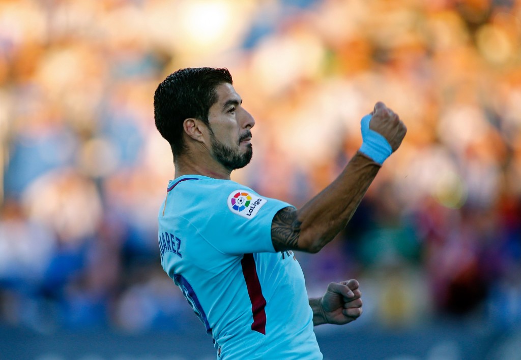 Barcelona's Uruguayan forward Luis Suarez celebrates after scoring a goal during the Spanish league football match Leganes vs Barcelona at the Butarque stadium in Leganes on November 18, 2017. / AFP PHOTO / OSCAR DEL POZO (Photo credit should read OSCAR DEL POZO/AFP/Getty Images)