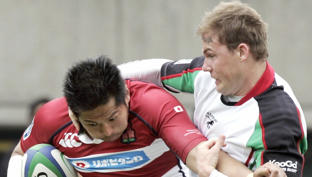 Hurley (r) in action for the Arabian Gulf in a World Cup Sevens qualifier v Japan in 2007
