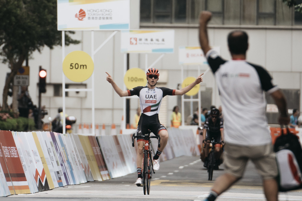 Mohoric crossing the finish line at the Hong Kong Cyclothon.