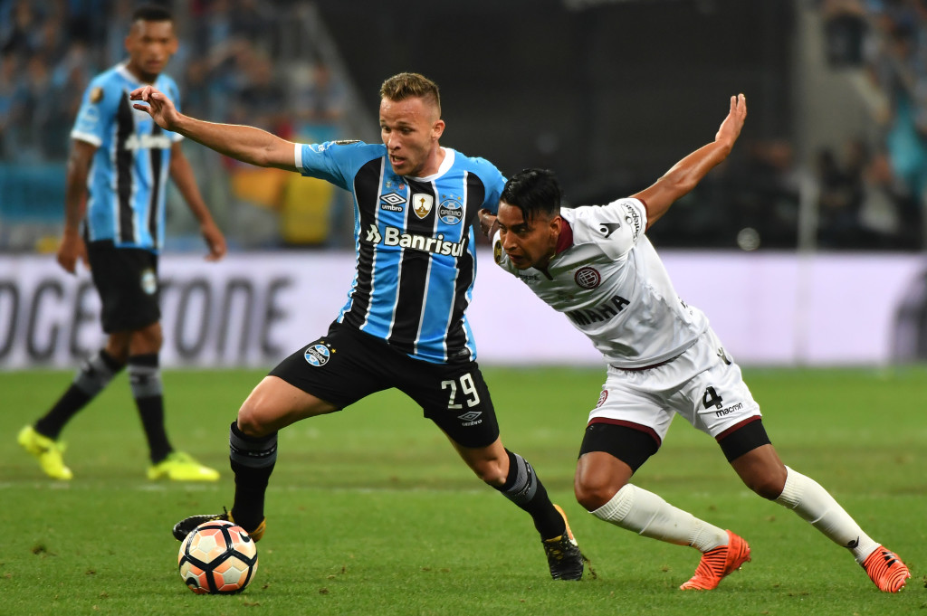 Arthur (L) of Brazils Gremio, vies for the ball with Jose Gomez (R) of Argentina's Lanus, during their 2017 Copa Libertadores final first leg match held at Gremio Arena, in Porto Alegre, Brazil, on November 22, 2017. / AFP PHOTO / NELSON ALMEIDA (Photo credit should read NELSON ALMEIDA/AFP/Getty Images)