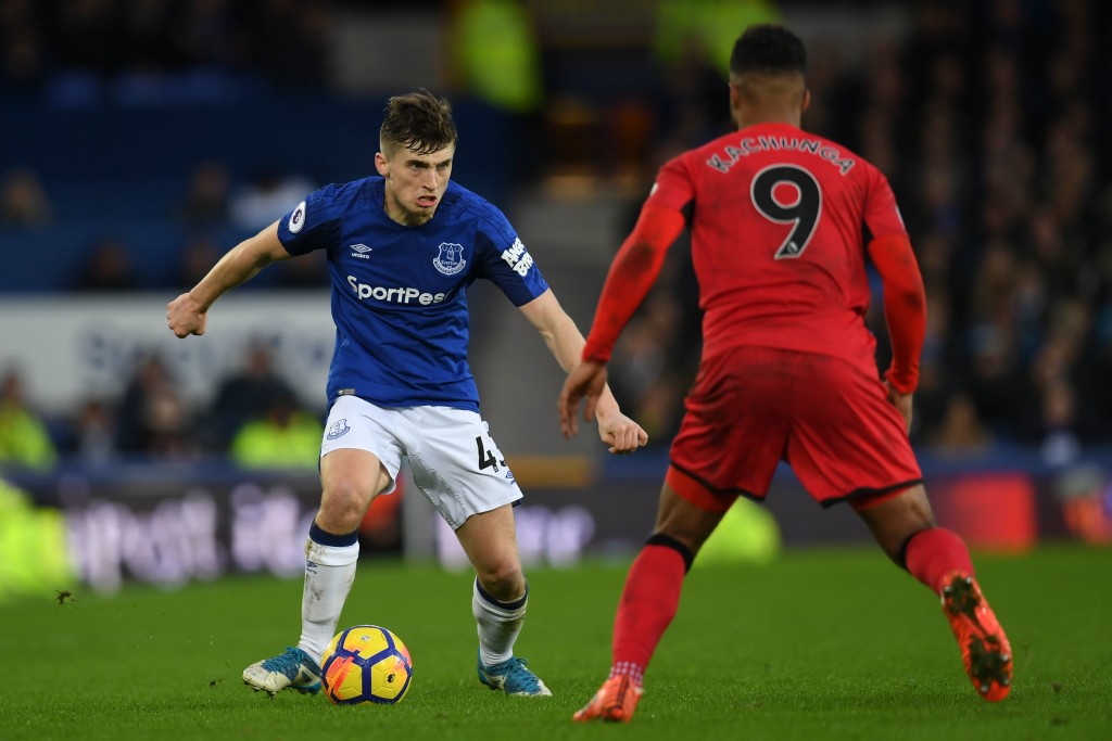 Everton's English midfielder Jonjoe Kenny (L) takes on Huddersfield Town's German striker Elias Kachunga (R) during the English Premier League football match between Everton and Huddersfield Town at Goodison Park in Liverpool, north west England on December 2, 2017. / AFP PHOTO / Paul ELLIS / RESTRICTED TO EDITORIAL USE. No use with unauthorized audio, video, data, fixture lists, club/league logos or 'live' services. Online in-match use limited to 75 images, no video emulation. No use in betting, games or single club/league/player publications. / (Photo credit should read PAUL ELLIS/AFP/Getty Images)