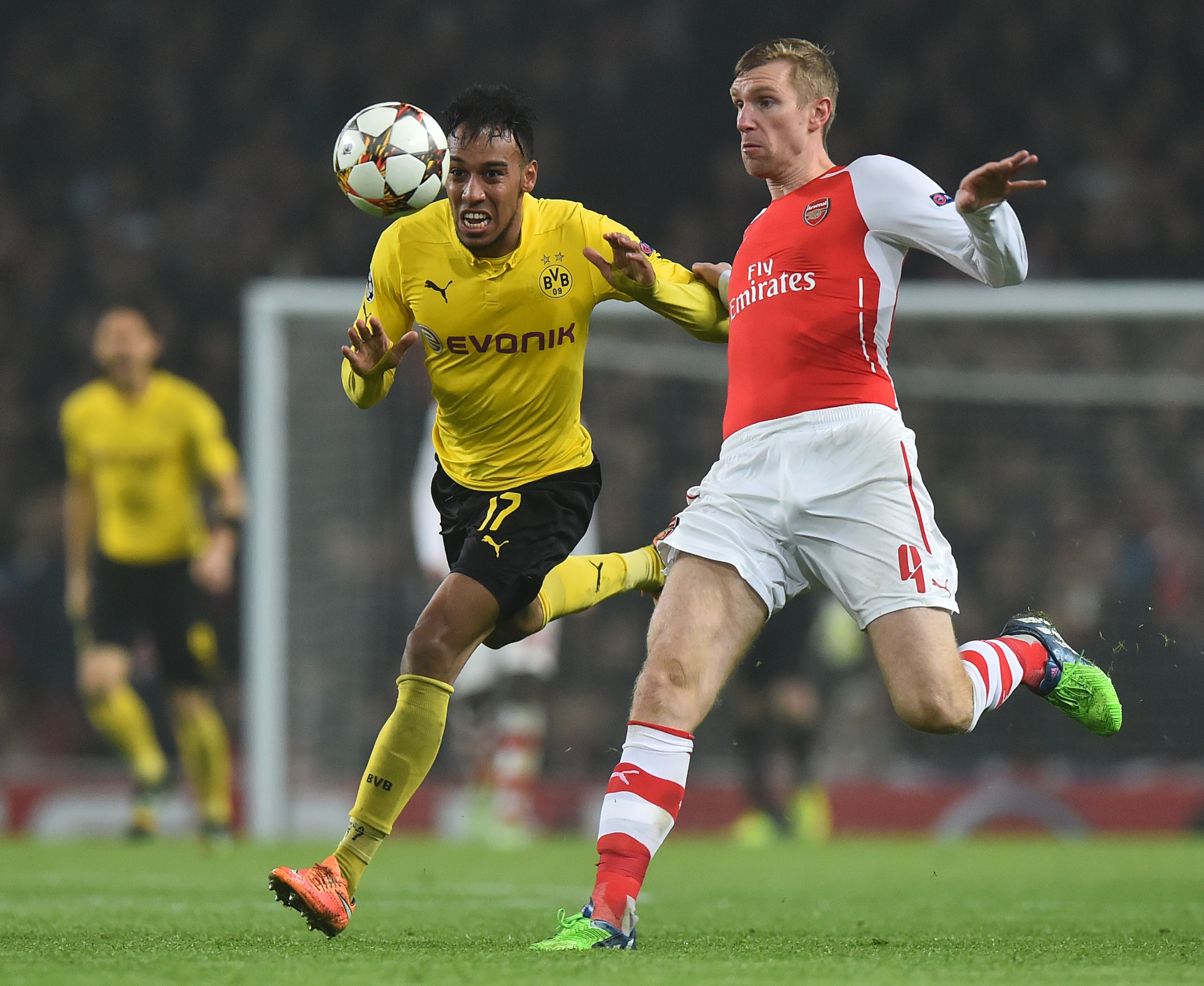 Pierre-Emerick Aubameyang (l) playing against Arsenal in 2014.