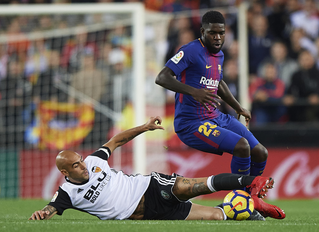 VALENCIA, SPAIN - NOVEMBER 26: Simone Zaza (L) of Valencia competes for the ball with Samuel Umtiti of Barcelona during the La Liga match between Valencia and Barcelona at Estadio Mestalla on November 26, 2017 in Valencia, Spain. (Photo by Fotopress/Getty Images)