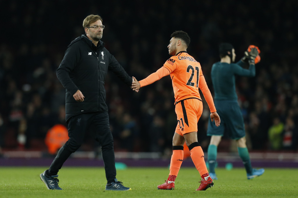 Liverpool's German manager Jurgen Klopp gestures to England's midfielder Alex Oxlade-Chamberlain after the English Premier League football match between Arsenal and Liverpool at the Emirates Stadium in London on December 22, 2017. / AFP PHOTO / Ian KINGTON / RESTRICTED TO EDITORIAL USE. No use with unauthorized audio, video, data, fixture lists, club/league logos or 'live' services. Online in-match use limited to 75 images, no video emulation. No use in betting, games or single club/league/player publications. / (Photo credit should read IAN KINGTON/AFP/Getty Images)