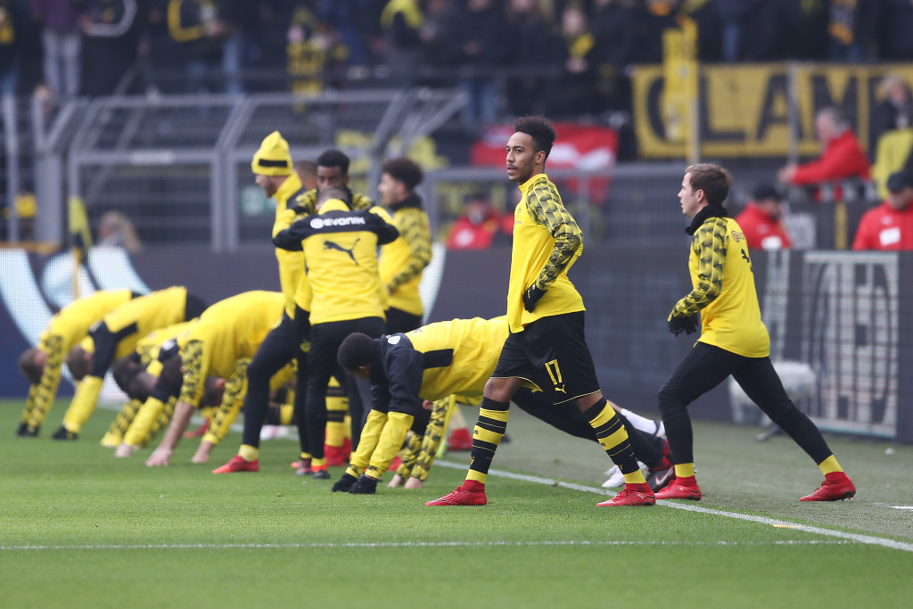 Pierre-Emerick Aubameyang warms up ahead of the Freiburg clash