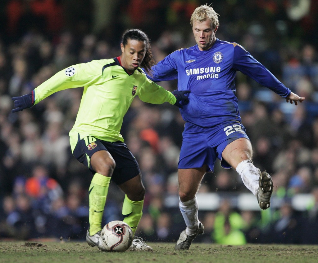 Eidur Gudjohnsen (r) of Chelsea challenges Ronaldinho of Barcelona during 2006's Champions League.
