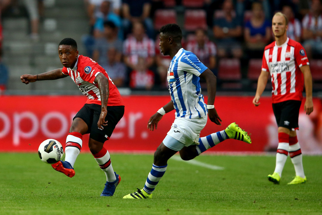 EINDHOVEN, NETHERLANDS - JULY 26: Steven Bergwijn of Eindhoven runs with the ball during the friendly match between FC Eindhoven and PSV Eindhoven at Philips Stadium on July 26, 2016 in Eindhoven, Netherlands. (Photo by Christof Koepsel/Getty Images)