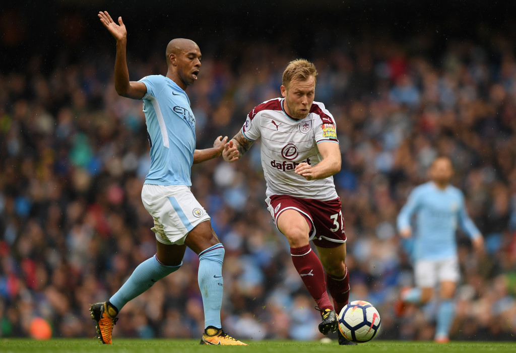 MANCHESTER, ENGLAND - OCTOBER 21: Scott Arfield of Burnley evades Fernandinho of Manchester City during the Premier League match between Manchester City and Burnley at Etihad Stadium on October 21, 2017 in Manchester, England. (Photo by Shaun Botterill/Getty Images)