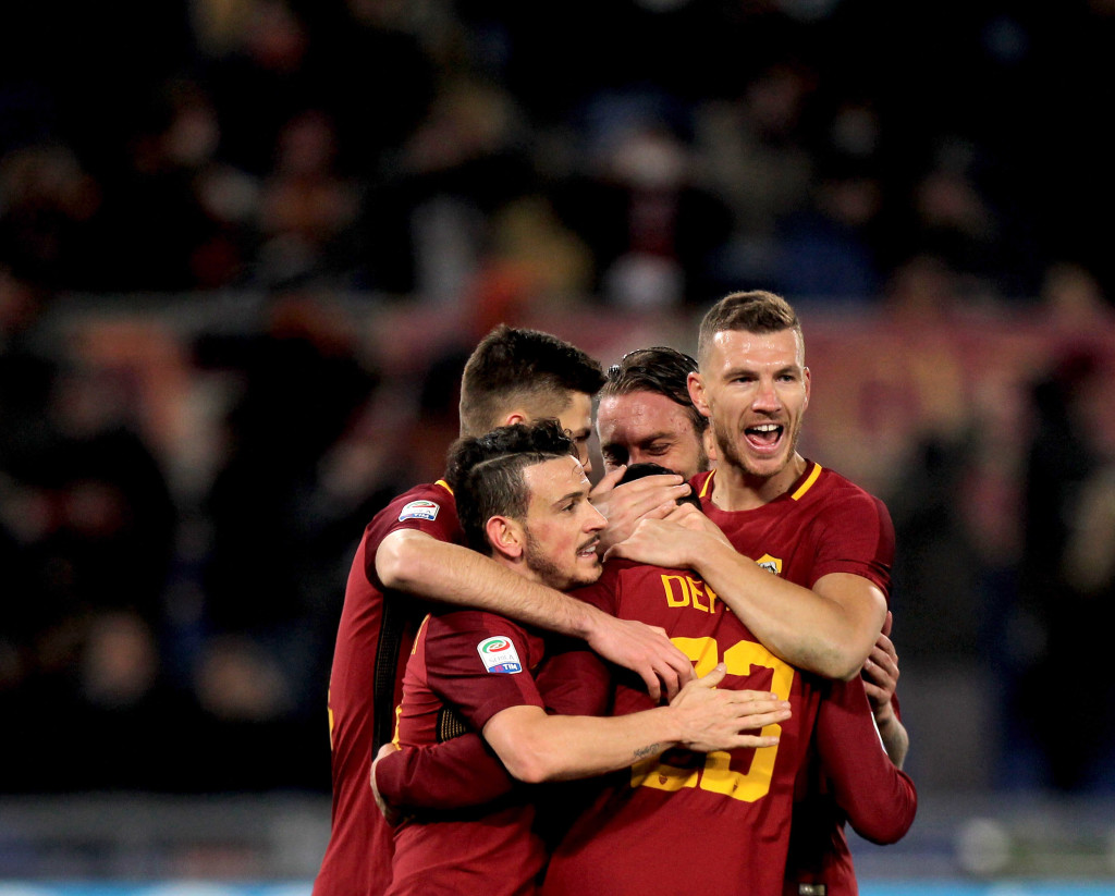 ROME, ITALY - FEBRUARY 11: Gregoire Defrel with his teammates of AS Roma celebrate during the serie A match between AS Roma and Benevento Calcio at Stadio Olimpico on February 11, 2018 in Rome, Italy. (Photo by Paolo Bruno/Getty Images)