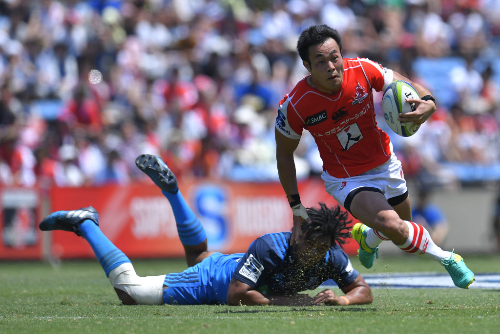 TOKYO, JAPAN - JULY 15: Kenki Fukuoka #11 of Sunwolves runs with the ball during the Super Rugby match between the Sunwolves and the Blues at Prince Chichibu Stadium on July 15, 2017 in Tokyo, Japan. (Photo by Koki Nagahama/Getty Images for SUNWOLVES)