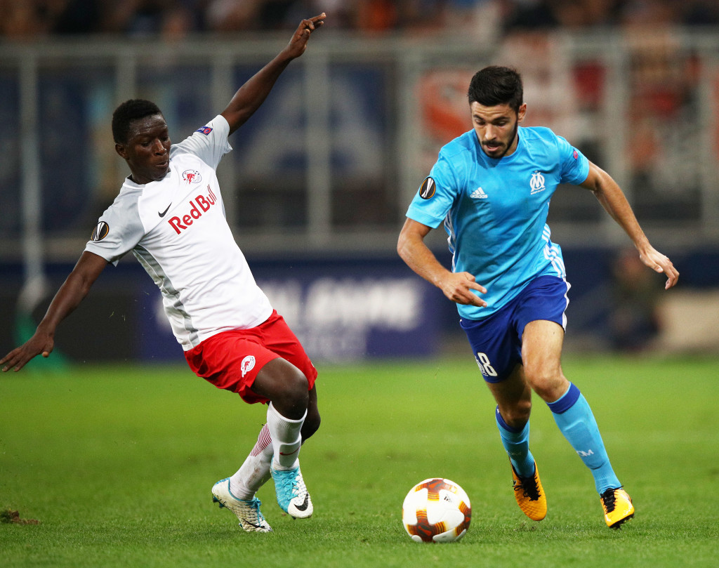 SALZBURG, AUSTRIA - SEPTEMBER 28: Morgan Sanson of Marseille is challenged by Amadou Haidara of Red Bull Salzburg during the UEFA Europa League group I match between RB Salzburg and Olympique Marseille at Red Bull Arena on September 28, 2017 in Salzburg, Austria. (Photo by Adam Pretty/Bongarts/Getty Images)