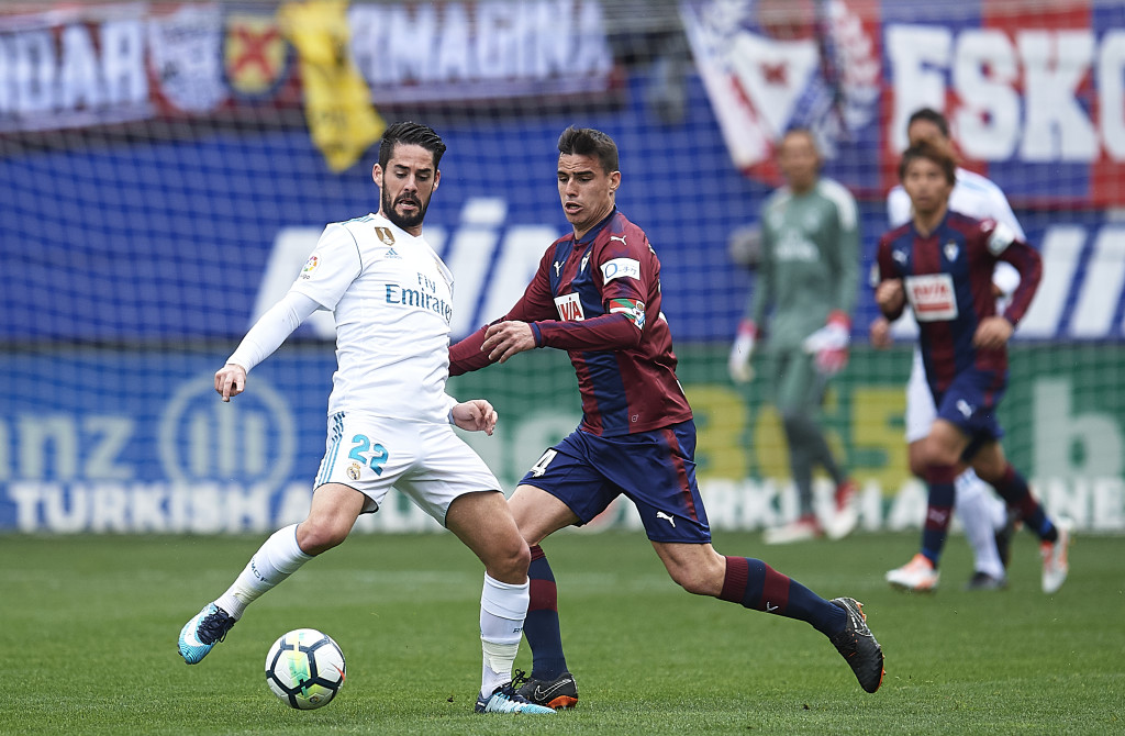 EIBAR, SPAIN - MARCH 10: Daniel Garcia of SD Eibar duels for the ball with Isco Alarcon of Real Madrid during the La Liga match between SD Eibar and Real Madrid at Ipurua Municipal Stadium on March 10, 2018 in Eibar, Spain . (Photo by Juan Manuel Serrano Arce/Getty Images)