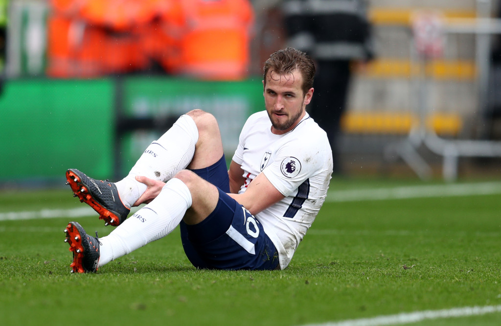 BOURNEMOUTH, ENGLAND - MARCH 11: An injured Harry Kane of Tottenham Hotspur holds his ankle during the Premier League match between AFC Bournemouth and Tottenham Hotspur at Vitality Stadium on March 10, 2018 in Bournemouth, England. (Photo by Catherine Ivill/Getty Images)