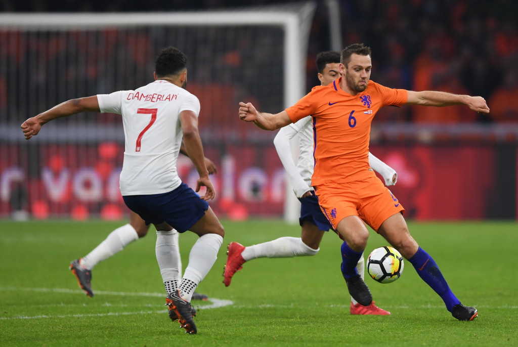 AMSTERDAM, NETHERLANDS - MARCH 23: Stefan de Vrij of the Netherlands (6) controls the ball during the international friendly match between Netherlands and England at Johan Cruyff Arena on March 23, 2018 in Amsterdam, Netherlands. (Photo by Shaun Botterill/Getty Images)