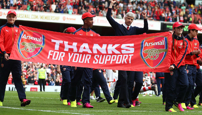 Arsene Wenger and players applauds supporters