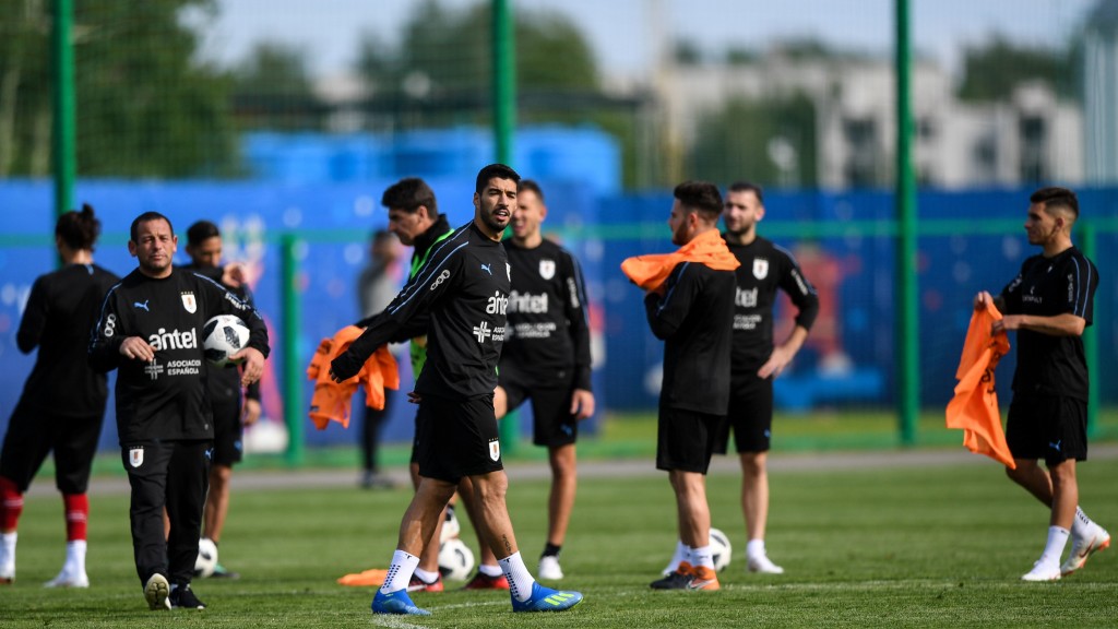 Uruguay's forward Luis Suarez (C) walks past his teammates as they take part in a training session of Uruguay national football team ahead of the Russia 2018 World Cup at the Sport Centre Borsky, in Nizhny Novgorod on June 11, 2018. (Photo by MARTIN BERNETTI / AFP) (Photo credit should read MARTIN BERNETTI/AFP/Getty Images)