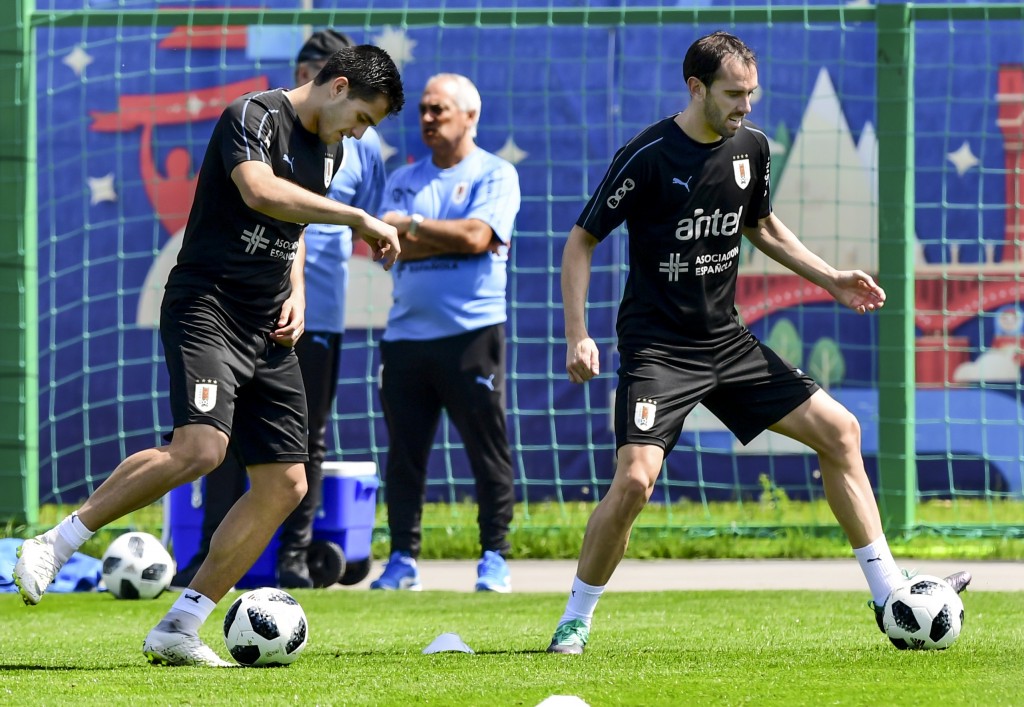 Uruguay's forward Maximiliano Gomez (L) and Uruguay's defender Diego Godin (R) take part in a training session of the Uruguay national football team ahead of the Russia 2018 World Cup at the Sport Centre Borsky in Nizhny Novgorod on June 22, 2018. (Photo by MARTIN BERNETTI / AFP) (Photo credit should read MARTIN BERNETTI/AFP/Getty Images)