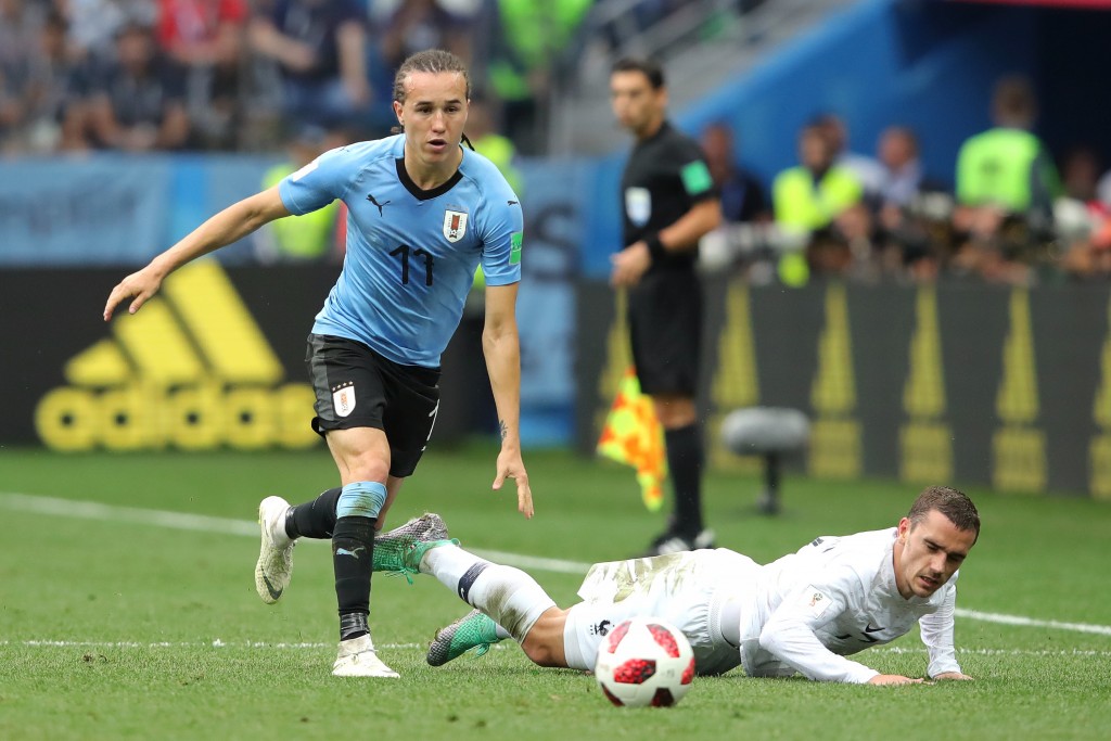 NIZHNY NOVGOROD, RUSSIA - JULY 06: Antoine Griezmann of France is challenged by Diego Laxalt of Uruguay during the 2018 FIFA World Cup Russia Quarter Final match between Uruguay and France at Nizhny Novgorod Stadium on July 6, 2018 in Nizhny Novgorod, Russia. (Photo by Alexander Hassenstein/Getty Images)