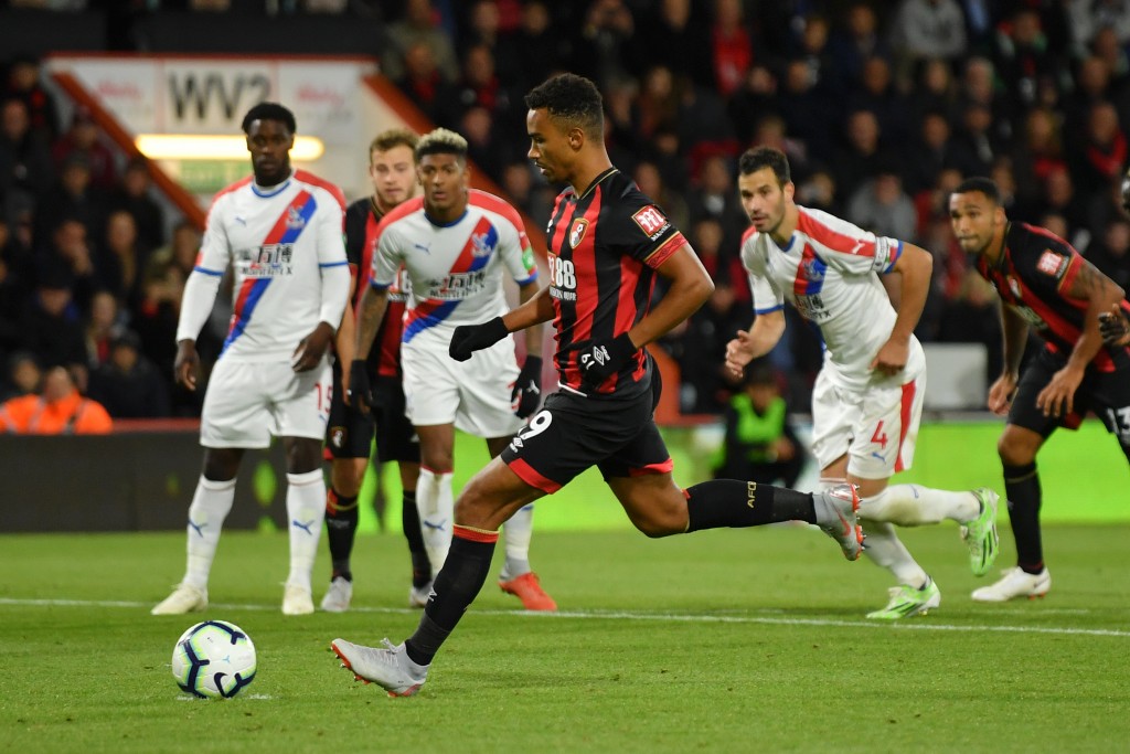 BOURNEMOUTH, ENGLAND - OCTOBER 01: Junior Stanislas of AFC Bournemouth scores from the penalty spot after a foul by Mamadou Sakho of Crystal Palace on Jefferson Lerma of AFC Bournemouth during the Premier League match between AFC Bournemouth and Crystal Palace at Vitality Stadium on October 1, 2018 in Bournemouth, United Kingdom. (Photo by Mike Hewitt/Getty Images)
