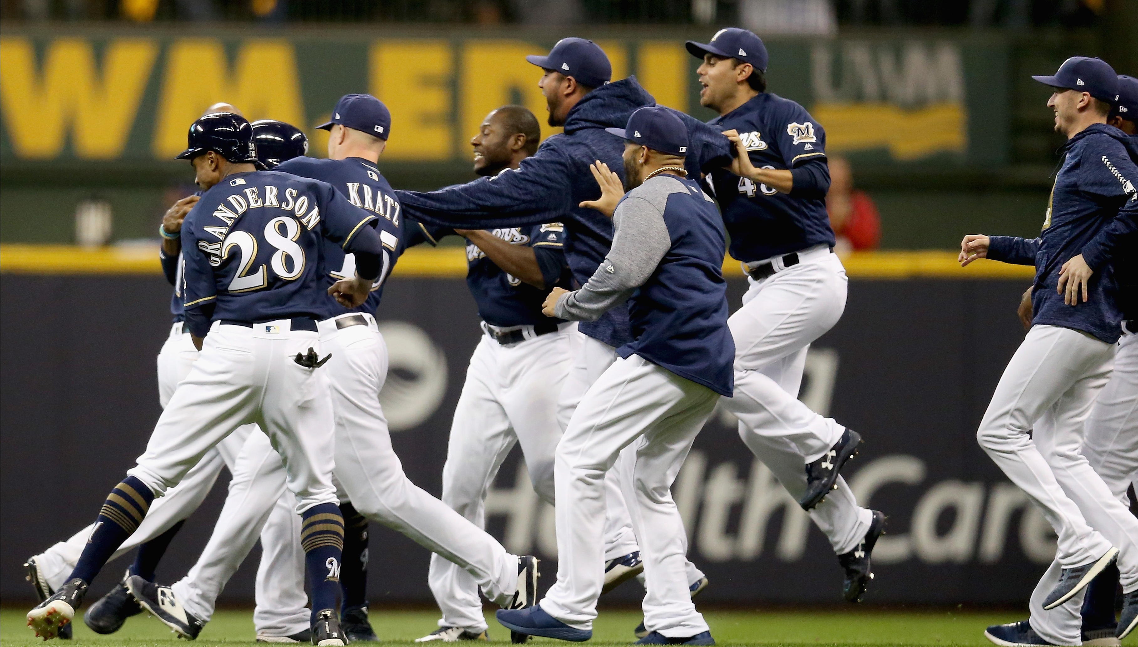 Mike Moustakas delivers walk-off hit for Milwaukee Brewers to take