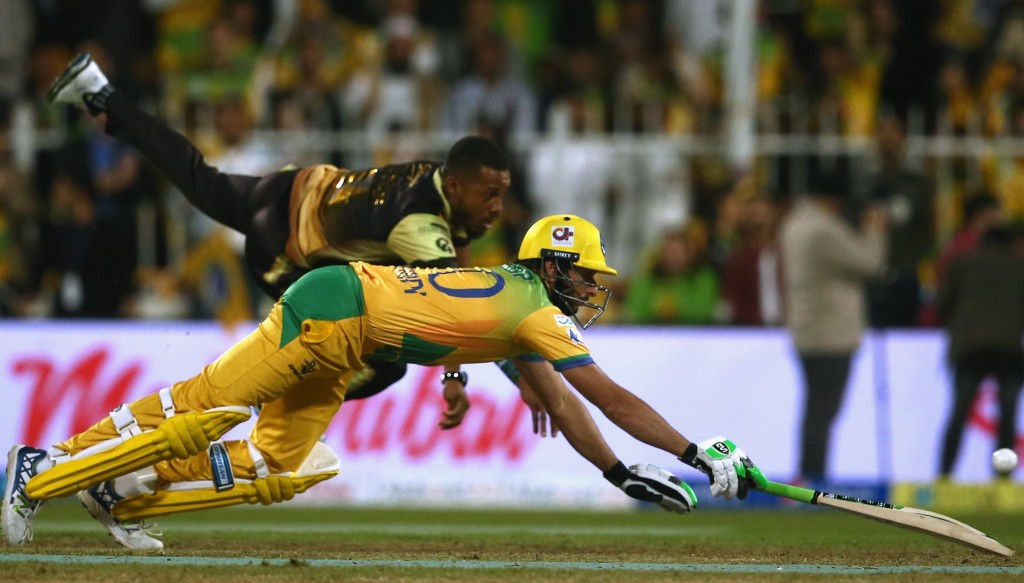 Shahid Afridi dives for his ground in the 2017 T10