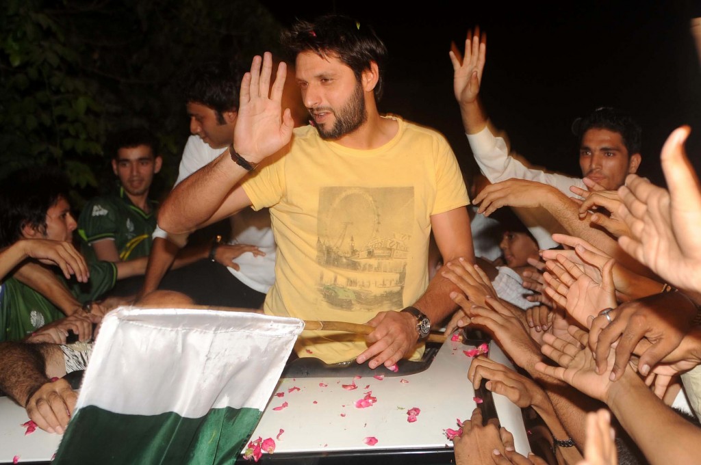  Shahid Afridi is greeted by fans in Karachi in 2011