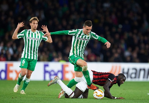 Tiemoue Bakayoko fights for the ball with Giovani Lo Celso 