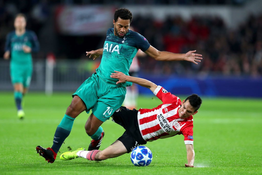 EINDHOVEN, NETHERLANDS - OCTOBER 24: Hirving Lozano of PSV Eindhoven is challenged by Mousa Dembele of Tottenham Hotspur during the Group B match of the UEFA Champions League between PSV and Tottenham Hotspur at Philips Stadion on October 24, 2018 in Eindhoven, Netherlands. (Photo by Catherine Ivill/Getty Images)