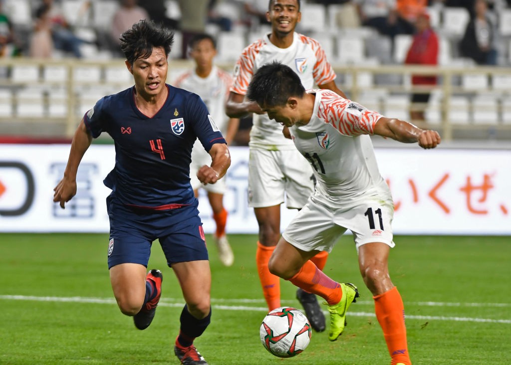 India's forward Sunil Chhetri (R) fights for the ball with Thailand's defender Chalermpong Kerdkaew during the 2019 AFC Asian Cup Group A football game between Thailand and India at the Al Nahyan Stadium stadium in Abu Dhabi on January 6, 2019. (Photo by Khaled DESOUKI / AFP) (Photo credit should read KHALED DESOUKI/AFP/Getty Images)
